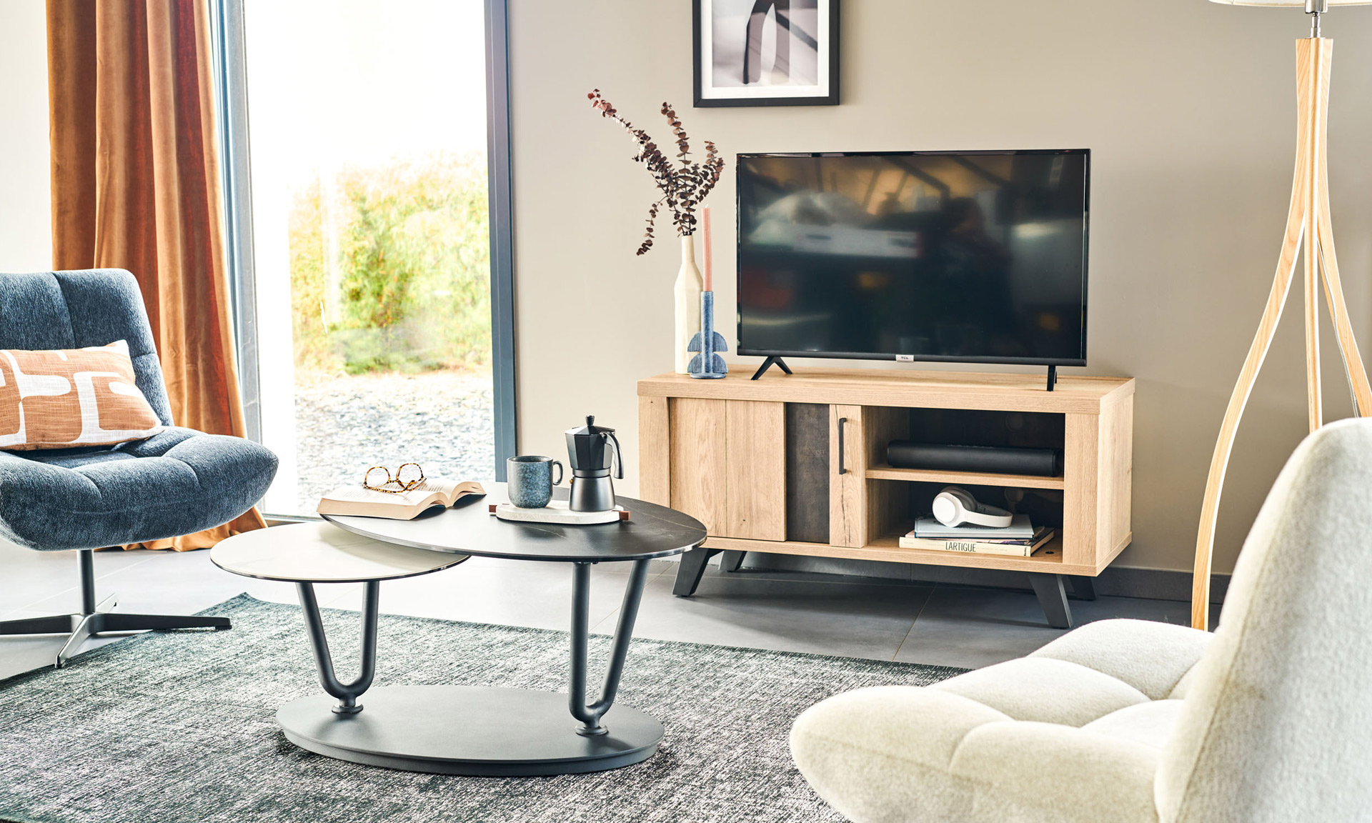 Photo d'un salon avec une collection comprenant un meuble tv et une table basse. Les meubles présentent des finitions en chêne naturel style brut industriel et des piétements en métal noir