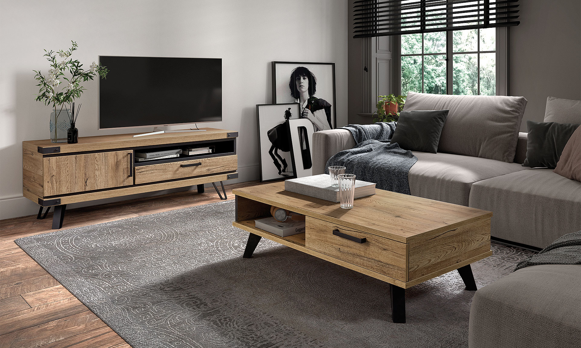 Salon meublé avec un meuble TV et une table basse. La collection est une finition bois et métal noir mat.