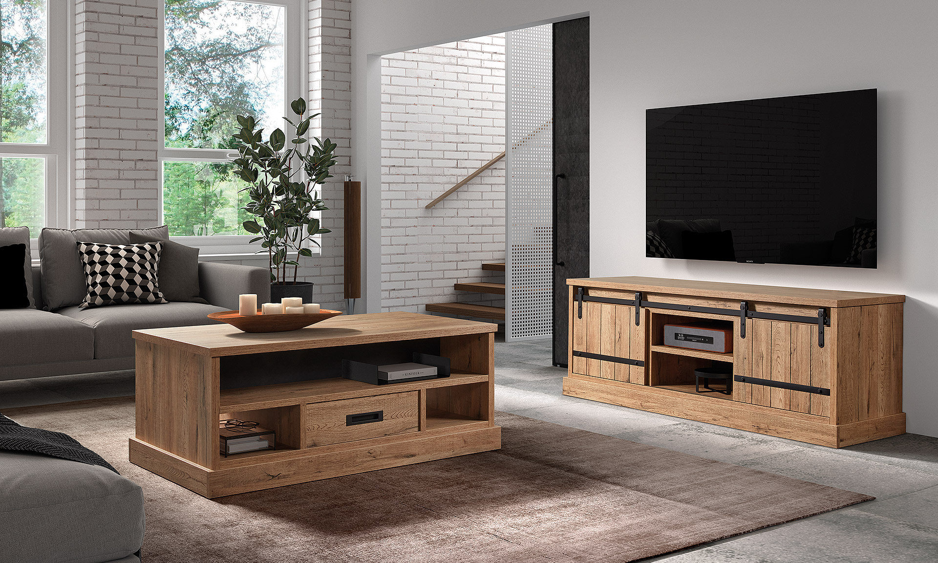 Salon meublé avec un meuble TV et une table basse avec des niches de rangements. Cette collection est en bois chêne clair avec des détails métal noir mat.